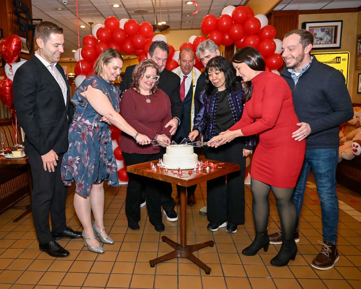 Junior’s hosts romantic vow renewals in Downtown Brooklyn • Brooklyn Paper