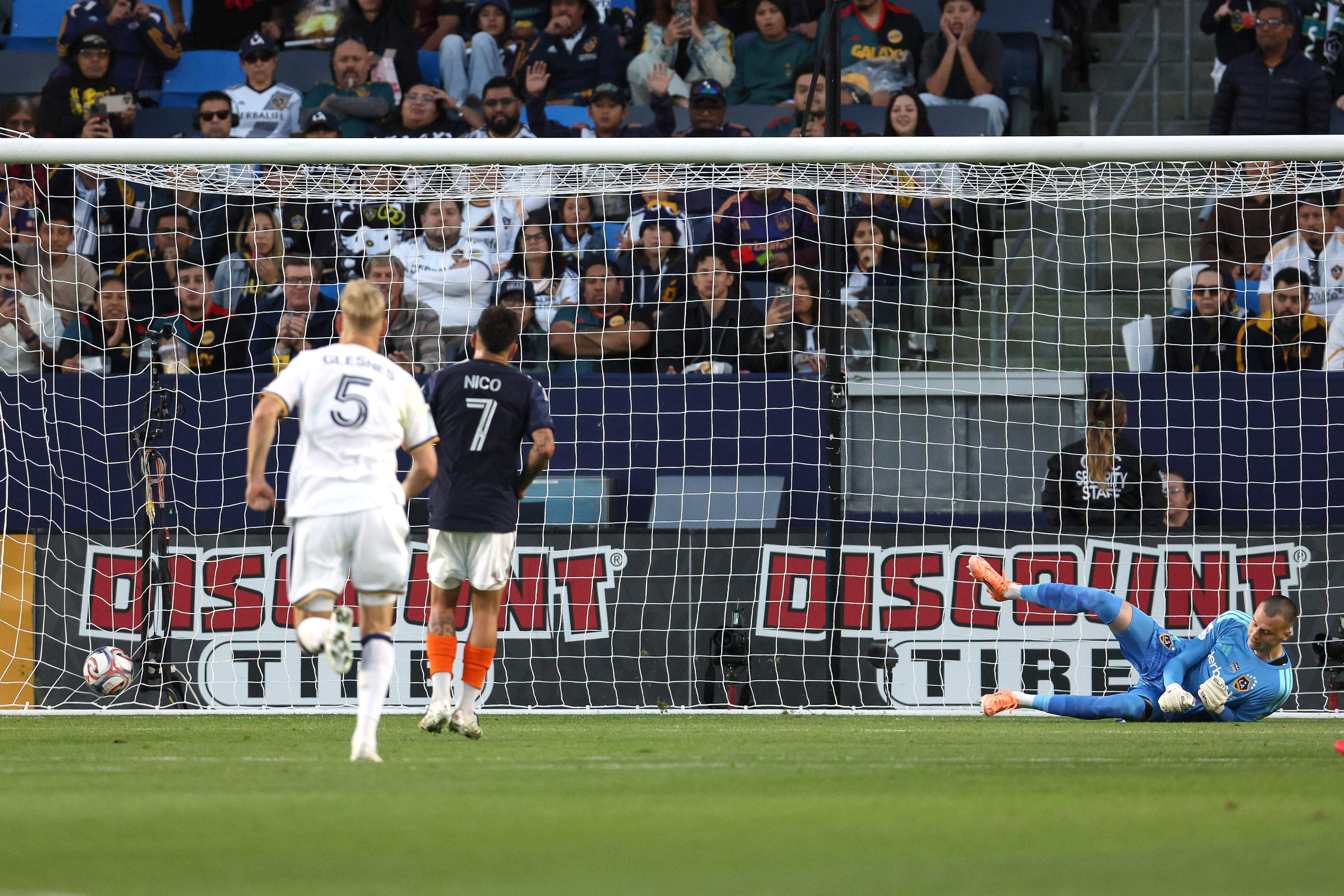 New York City FC midfielder Nicolás Fernández (7) converts a...