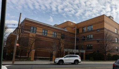 Queens politicians, Middle Village community rally against battery energy storage facility – QNS