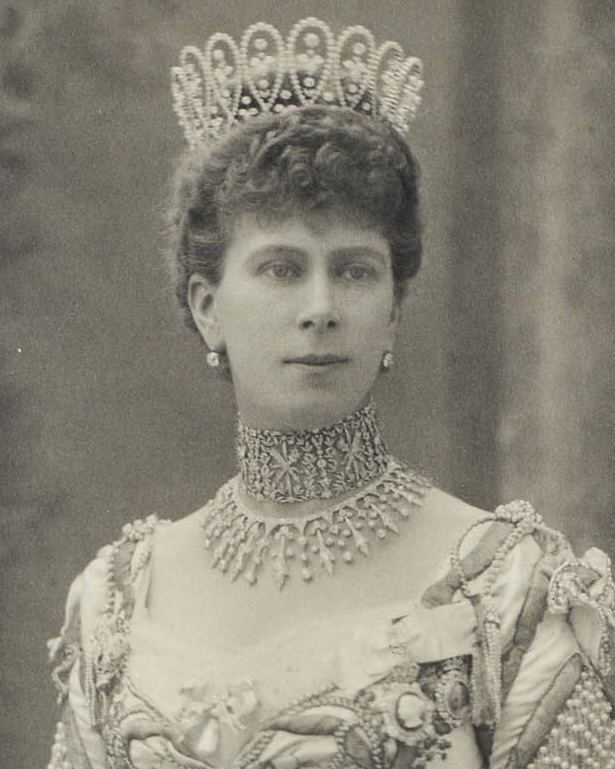 Queen Mary wears the Boucheron Loop Tiara and her intricate diamond Love Trophy Collar, 1905. (Wikimedia Commons/ Public Domain)