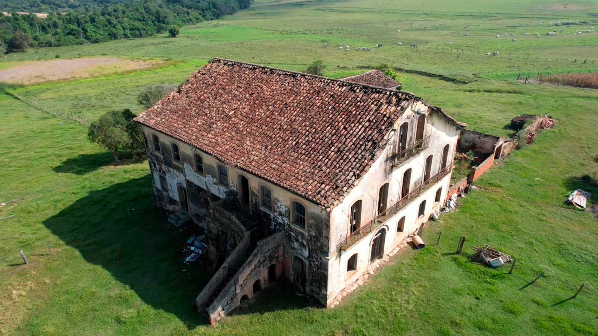 No meio dos canaviais de Ajapi, o casarão de 1883 se desfaz aos poucos, atrai curiosos, acumula relatos de aparições e reacende a polêmica em torno do Barão de Grão Mogol