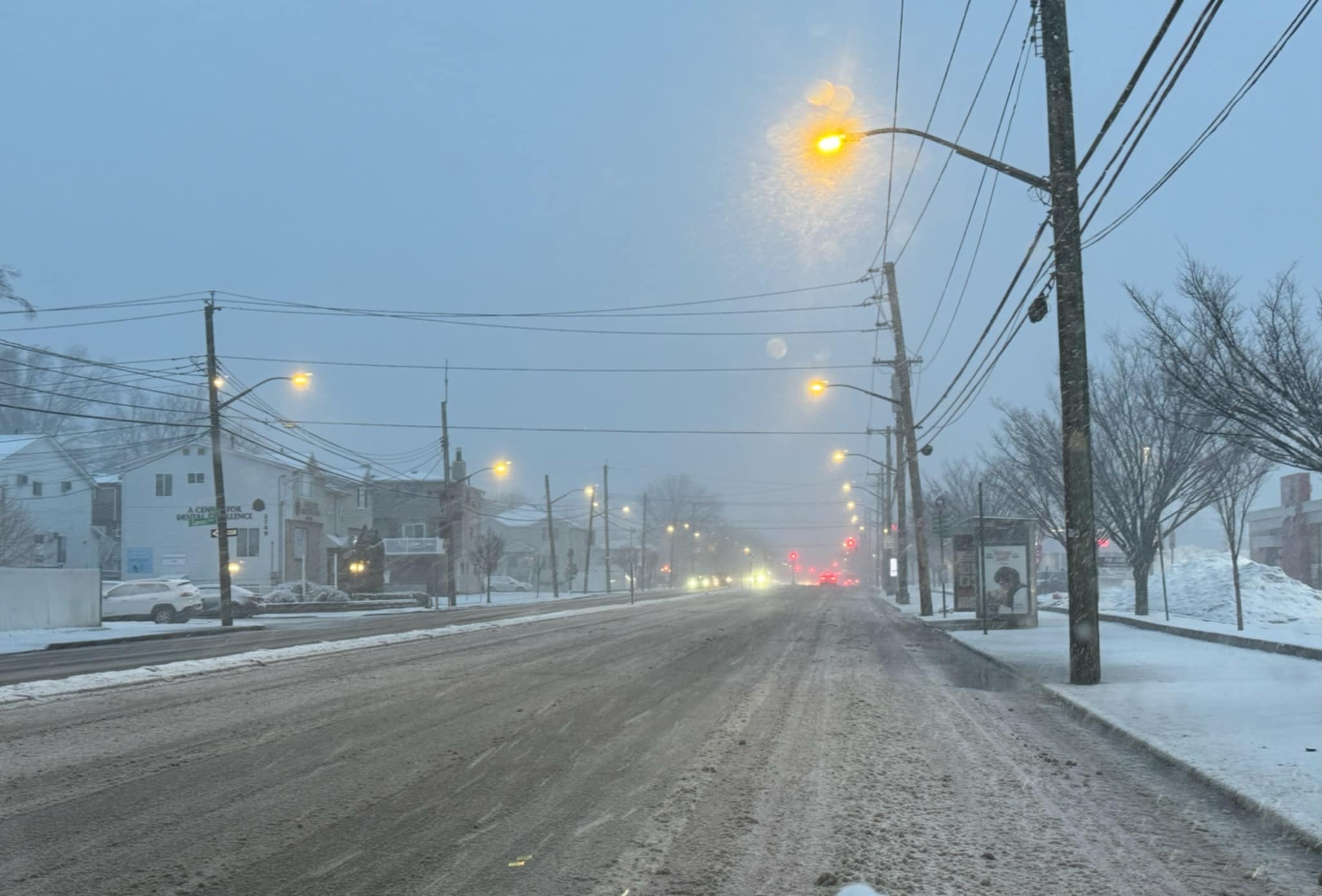 Snow falls on Hylan Boulevard in New Dorp, shortly after 5 p.m. on Sunday, Feb. 22, 2026.