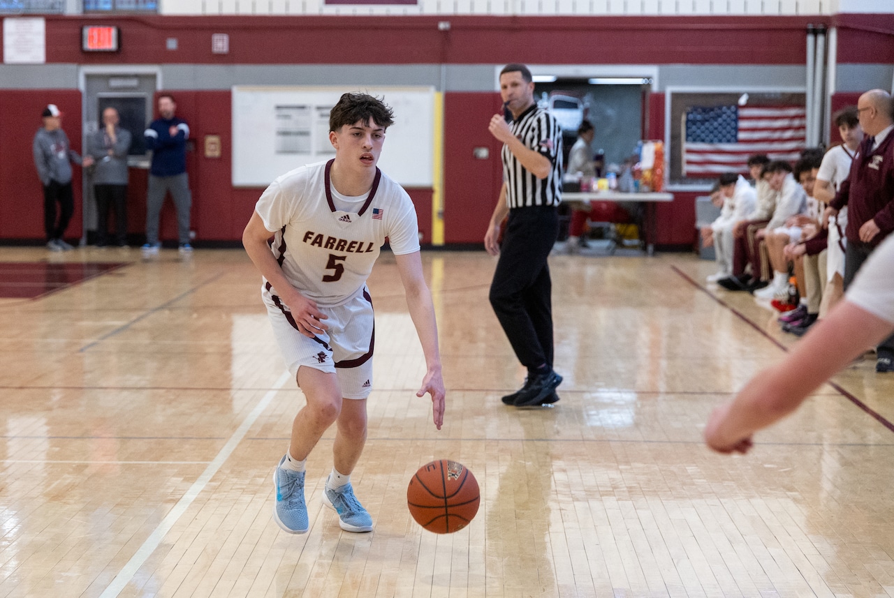 Farrell fends off Curtis rally in final period to secure SIHSL JV title, 66-59