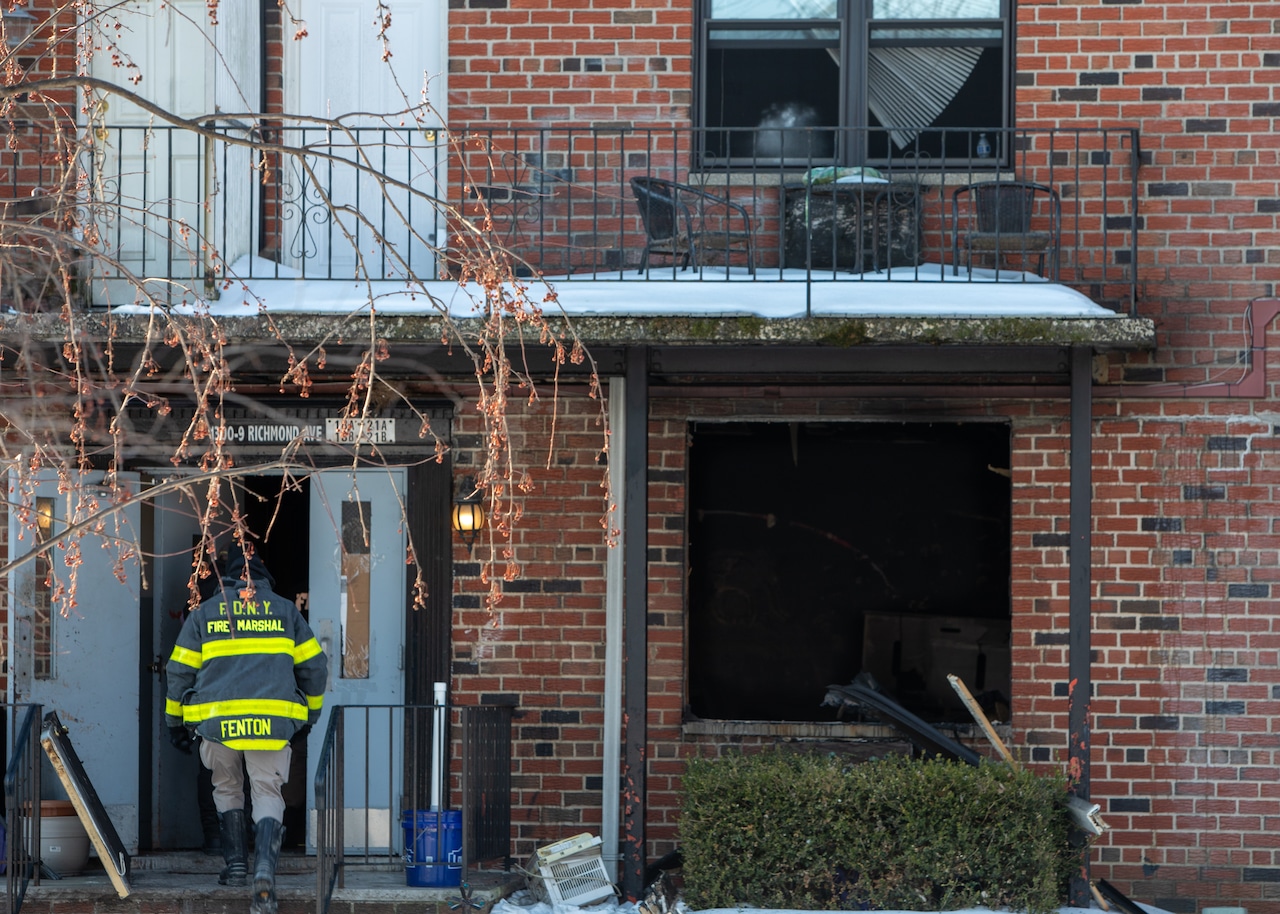 Firefighter injured in SI apartment fire Sunday