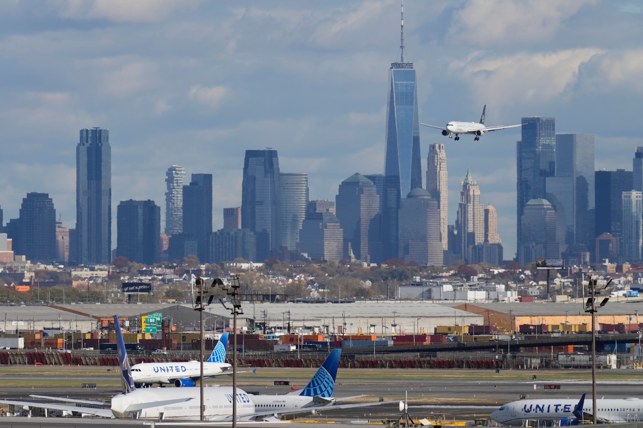 Air traffic controller’s failure led to serious injuries on Newark-bound flight, feds say
