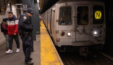 Woman shoved onto tracks, second woman punched at Brooklyn subway stop