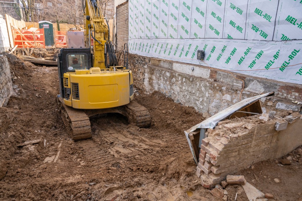 One man killed, another seriously injured in Brooklyn construction collapse