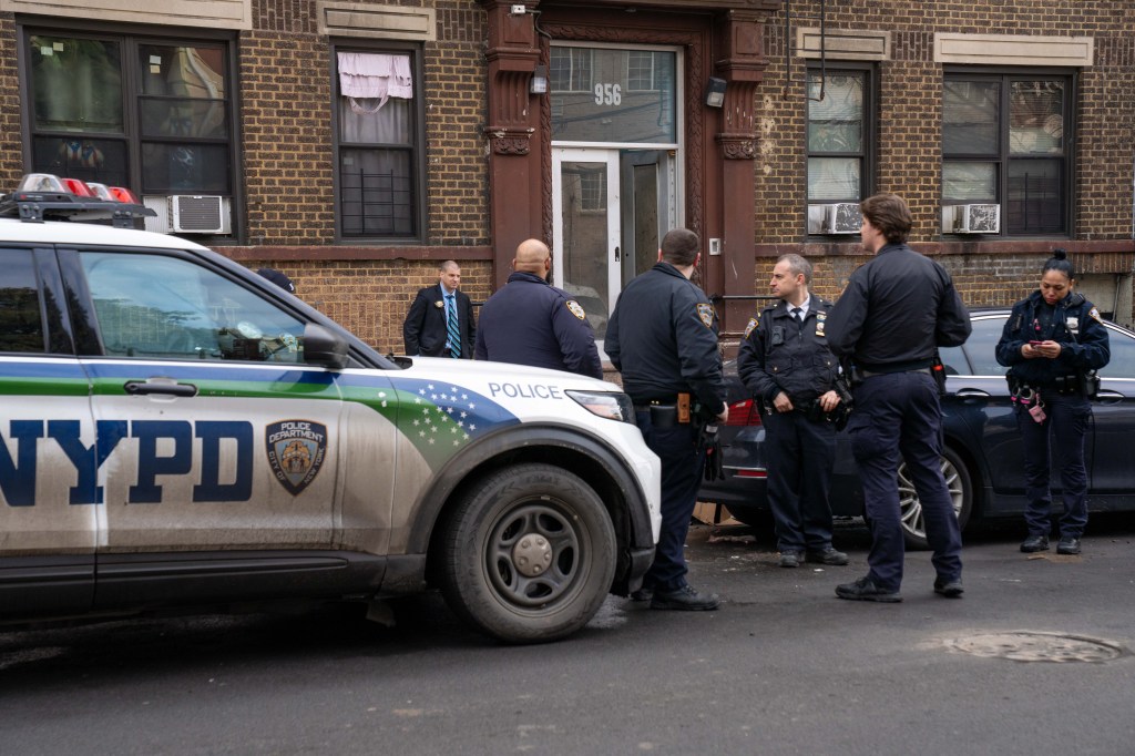 Woman stabbed to death by boyfriend in Bronx, teen son hospitalized