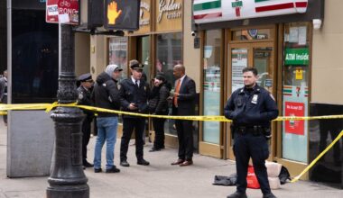 Man shot to death inside Manhattan 7-Eleven, killer on the loose