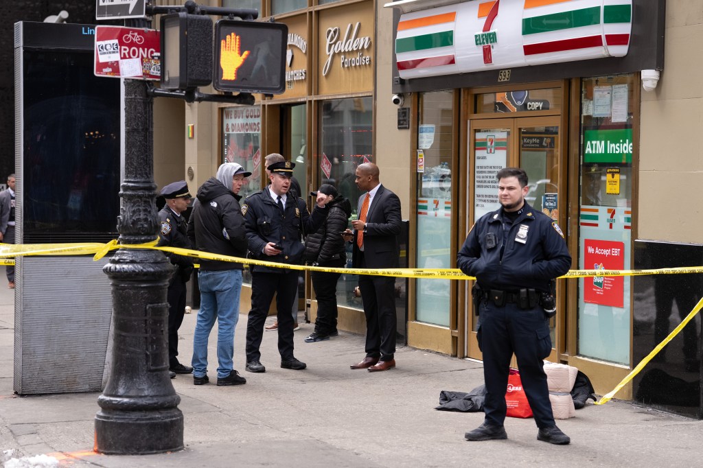 Man shot to death inside Manhattan 7-Eleven, killer on the loose