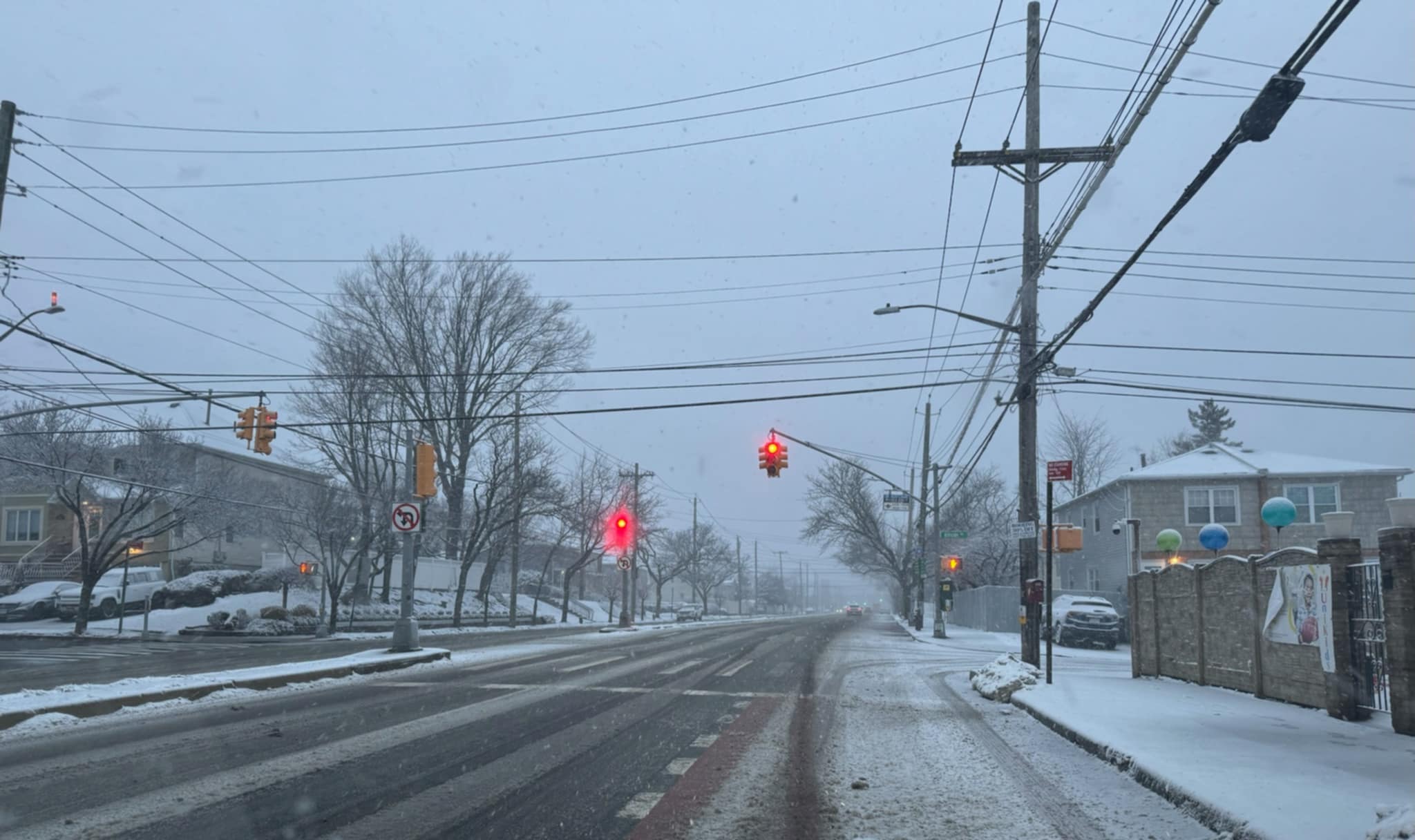 Snow falls on Hylan Boulevard in New Dorp, shortly after 5 p.m. on Sunday, Feb. 22, 2026.