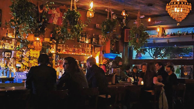 Pearl’s Social & Billy Club is one of the best dive bars in New York City.