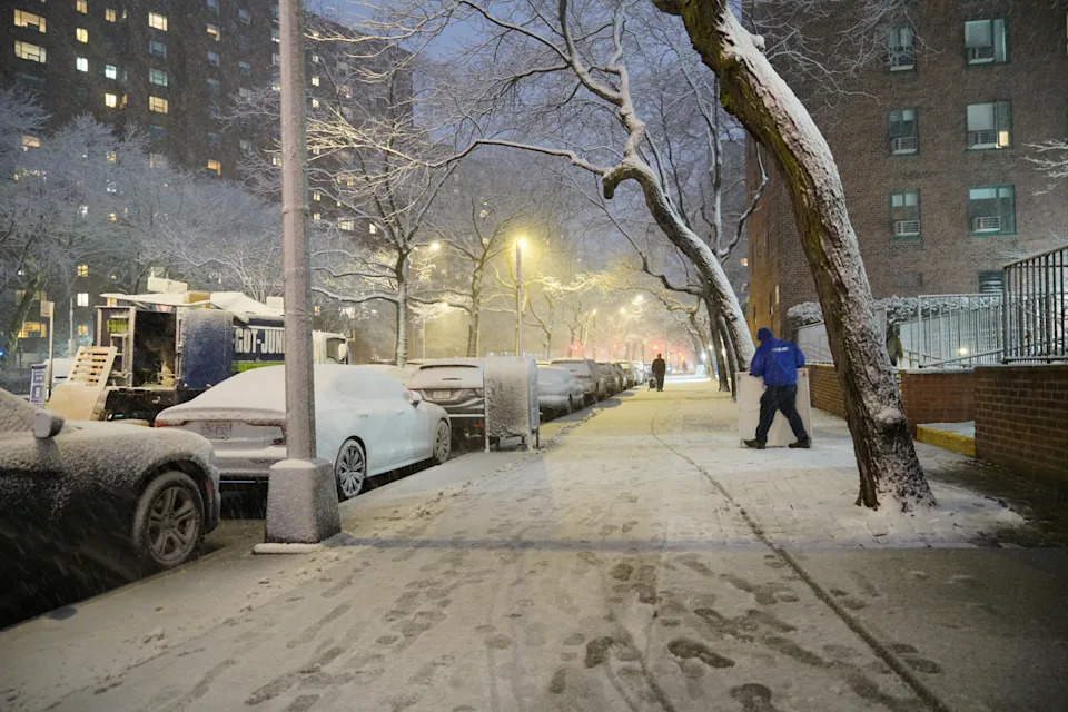 New Yorkers stay at home, as blizzard conditions hit <span> Credit: AP</span>