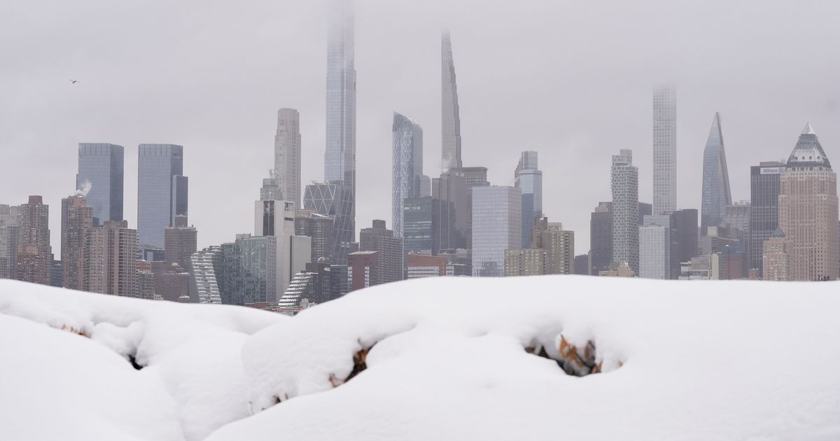 New York City police investigating after officers were hit with snowballs during a snowball fight :: WRAL.com