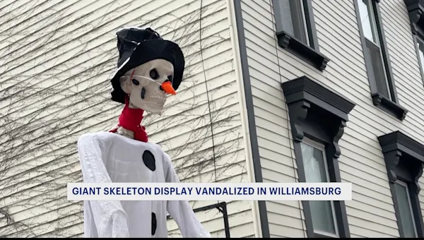 News 12 | Brooklyn | CAUGHT ON CAMERA: Williamsburg’s beloved holiday skeleton vandalized