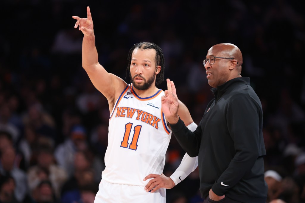 New York Knicks head coach Mike Brown talks to guard Jalen Brunson #11 during the game against the Dallas Mavericks.