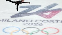 Ilia Malinin le da el oro por equipos a Estados Unidos en patinaje artístico
