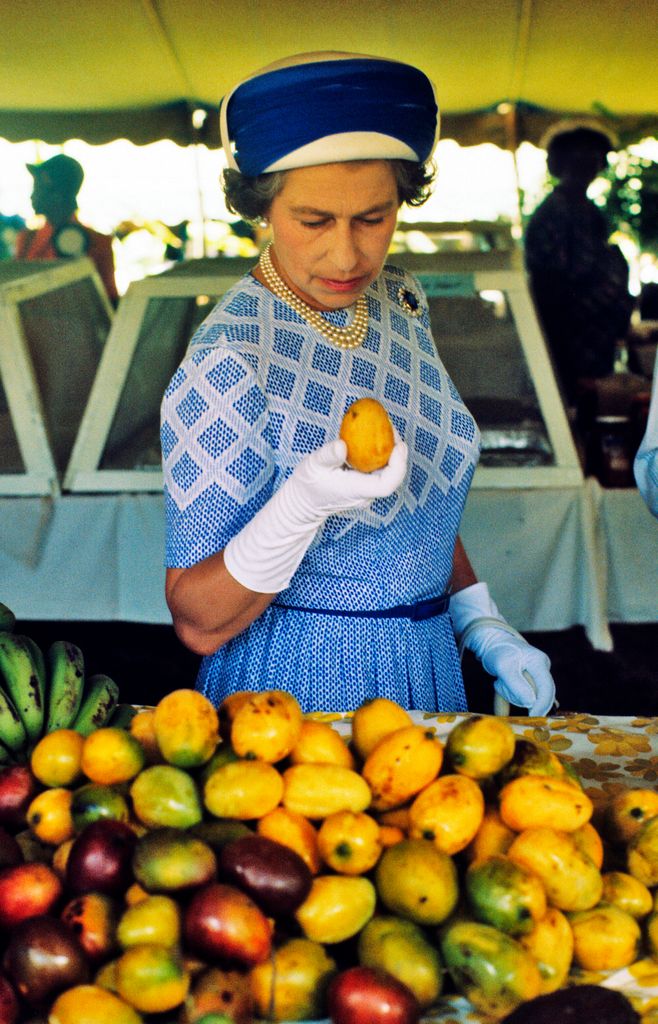 the queen holding a mango in 1977