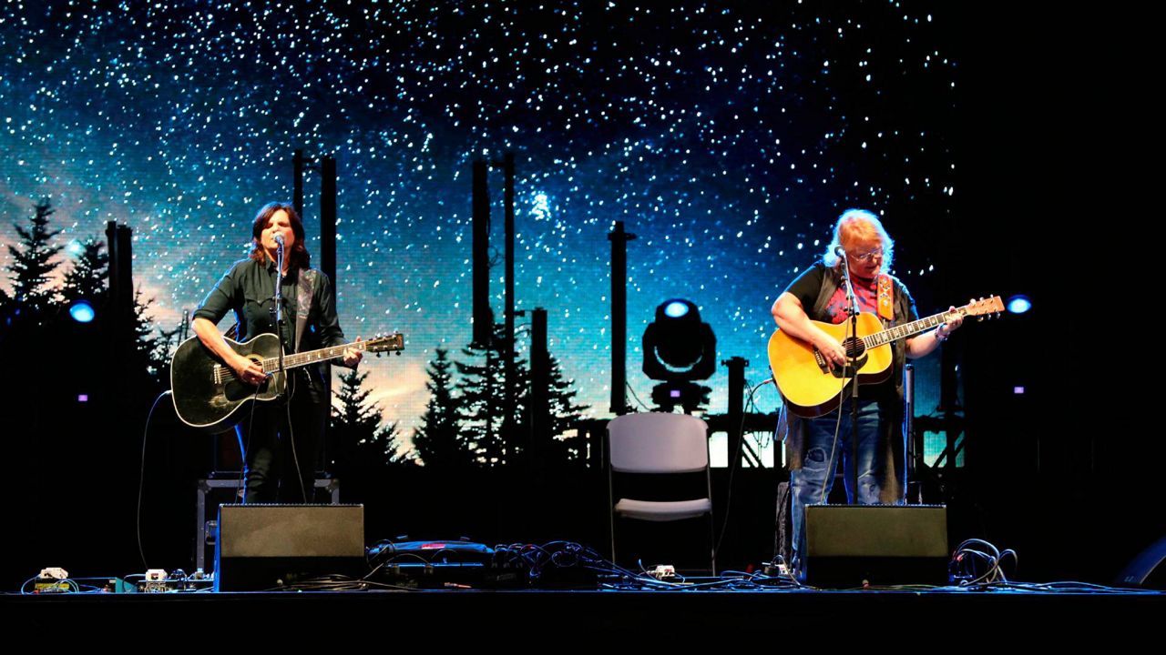 indigo girls perform on stage