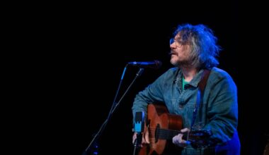 Watch: Jeff Tweedy Debuts Queen’s “Fat Bottomed Girls” in Spain