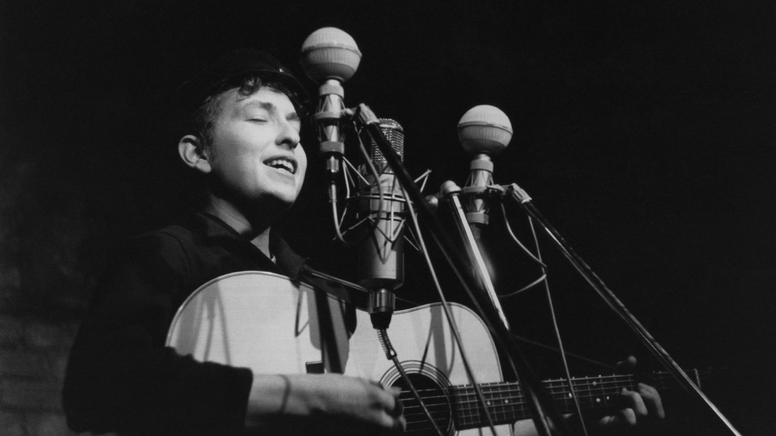 5 Of Bob Dylan's New York City Haunts To Visit That Are Pure Vibes And Creative Energy