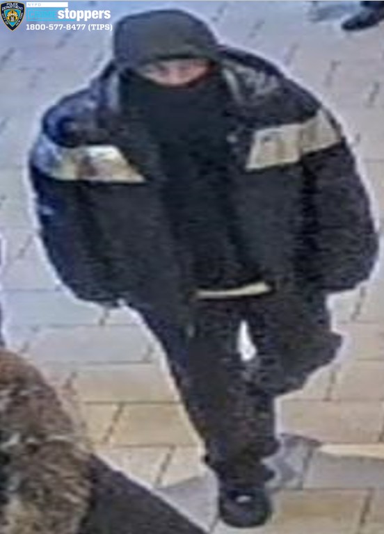 Cops are looking for the suspect who allegedly slashed a teen during a brawl in the Queens Center Mall food court.