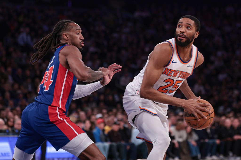 New York Knicks guard Mikal Bridges (25) looks to the basket against Detroit Pistons guard Daniss Jenkins (24).