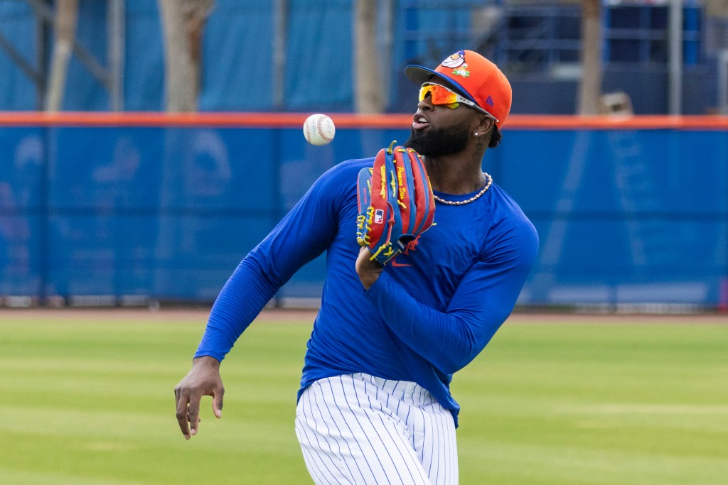 New York Mets’ Luis Robert Jr. fielding a baseball during Spring Training.