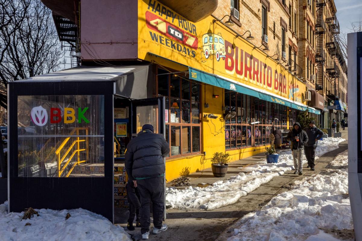 Crazed woman who allegedly bashed diner with glass bottle, attacks 4 others in random spree is cut loose by judge: DA