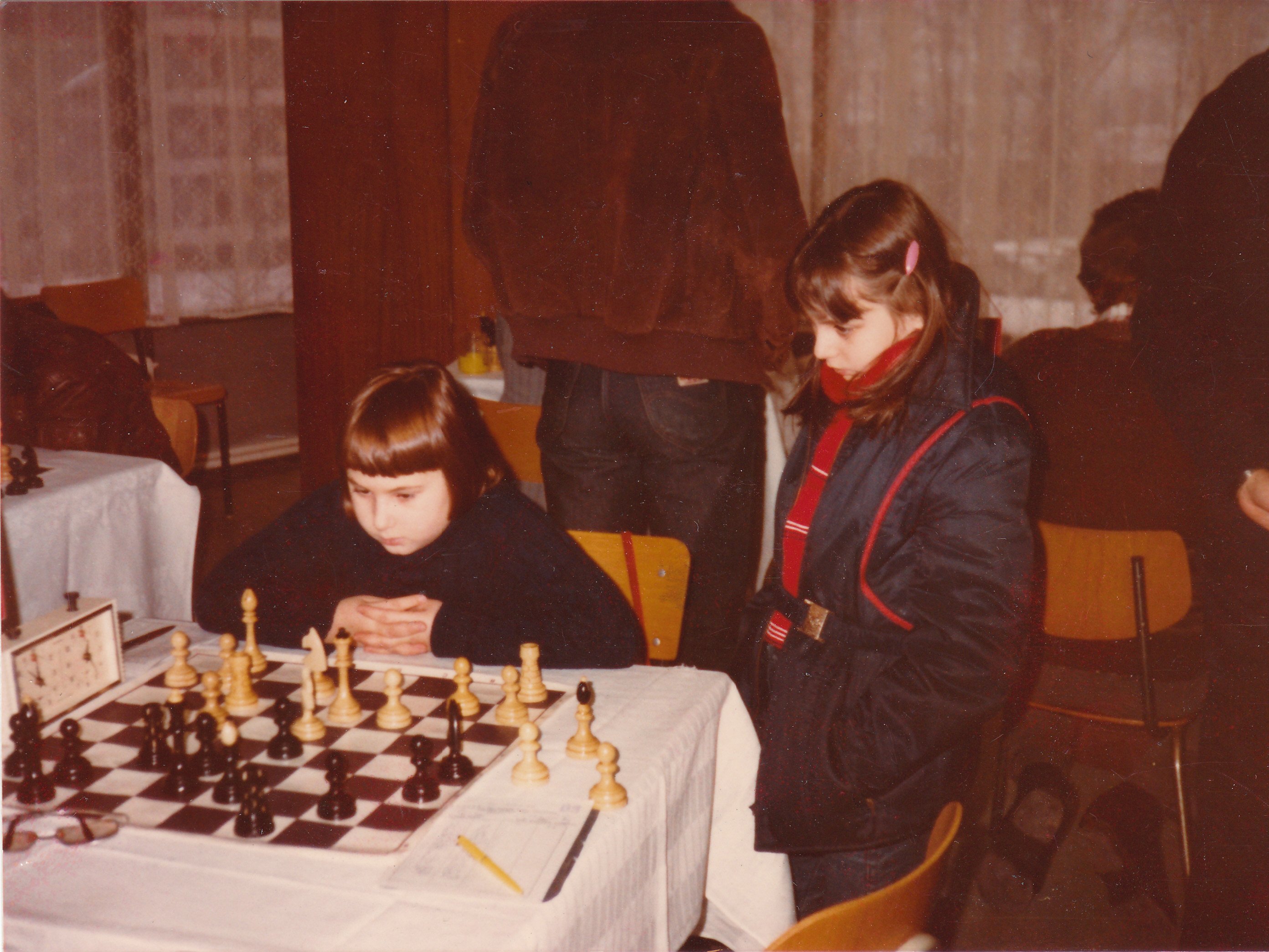 Judit Polgár and her older sister Sofia Polgár in Queen of Chess. Photo: Queen of Chess/Netflix