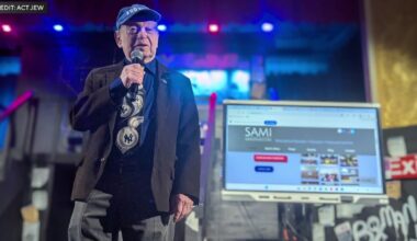 Holocaust survivor speaks at Brooklyn middle school after controversy involving principal