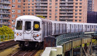 Stuck NYC subways at Canal St. snarl late-morning commute
