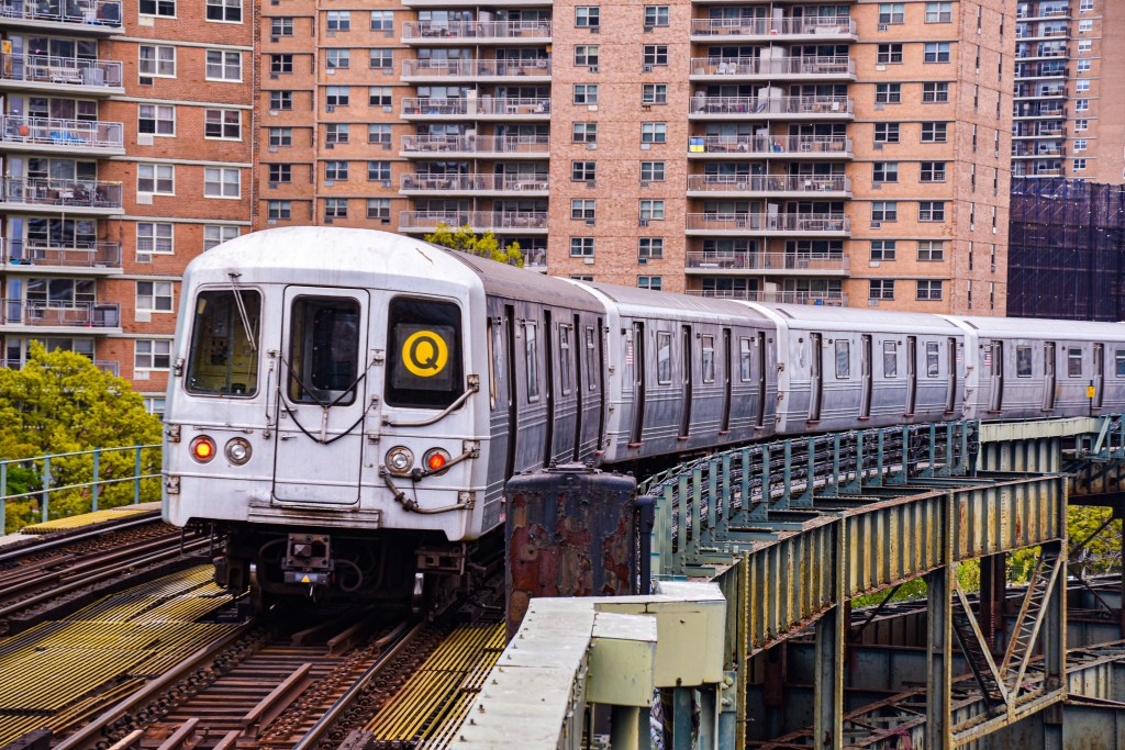 Stuck NYC subways at Canal St. snarl late-morning commute