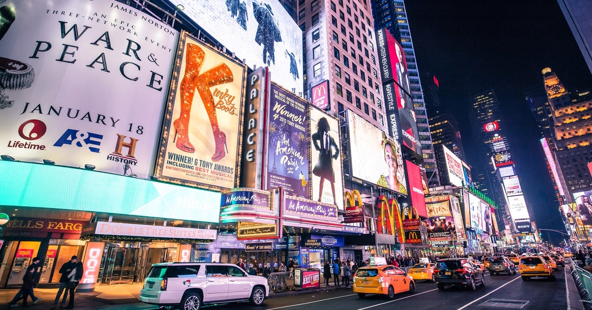 ‘Two Strangers (Carry A Cake Across New York)’ Is the Rom-Com Musical You've Been Looking For