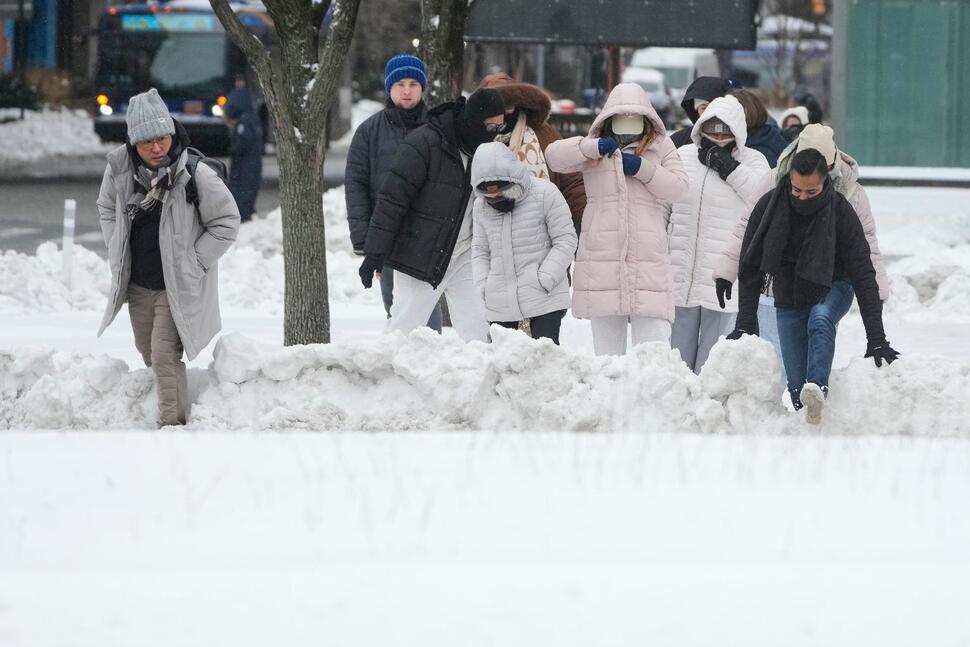 Blizzard Warnings Send East Coast Scrambling to Prepare for Heavy Snow and Strong Winds