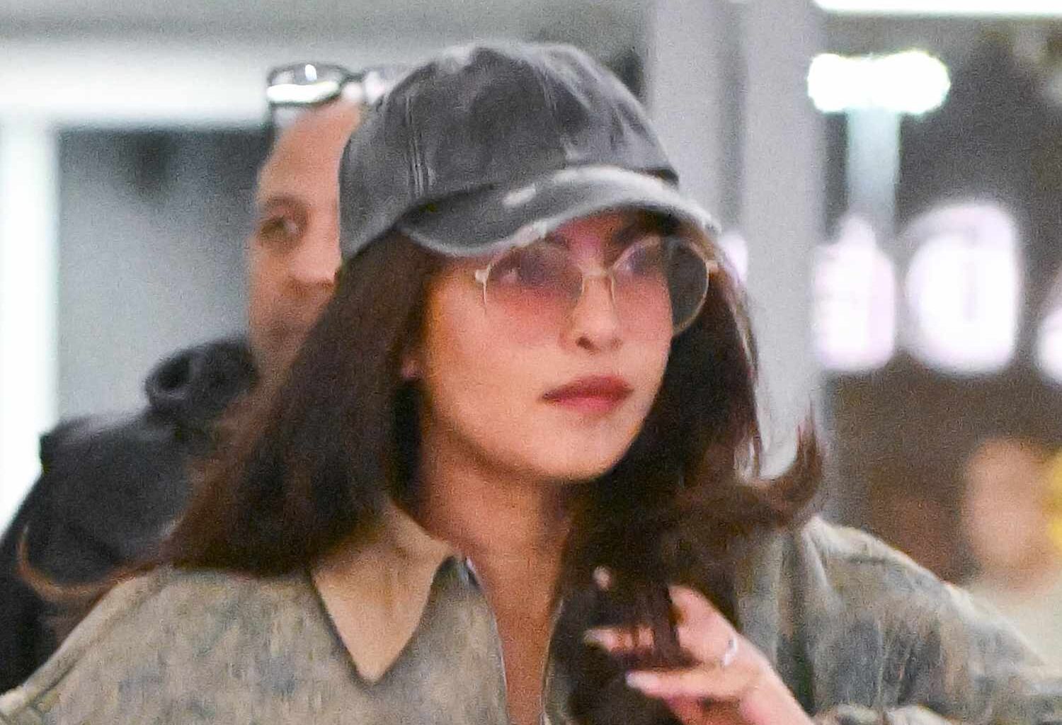 Priyanka Chopra’s NYC Travel Outfit Included the Michelle Obama-Approved Jeans I’d *Actually* Wear on a Plane