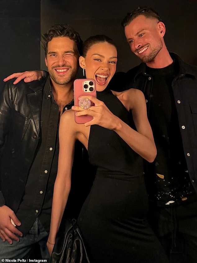 She posed inside the party with Alessandro Morelli and Anthony Barillo