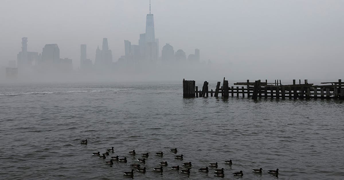 Plane makes emergency landing in Hudson River
