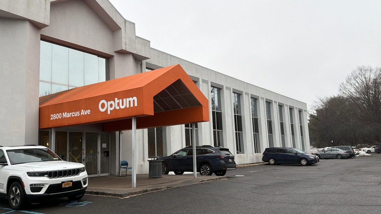 New Hyde Park oncologist Dr. Mark Hoffman charged with sexual abuse of patient in his office, Nassau police say