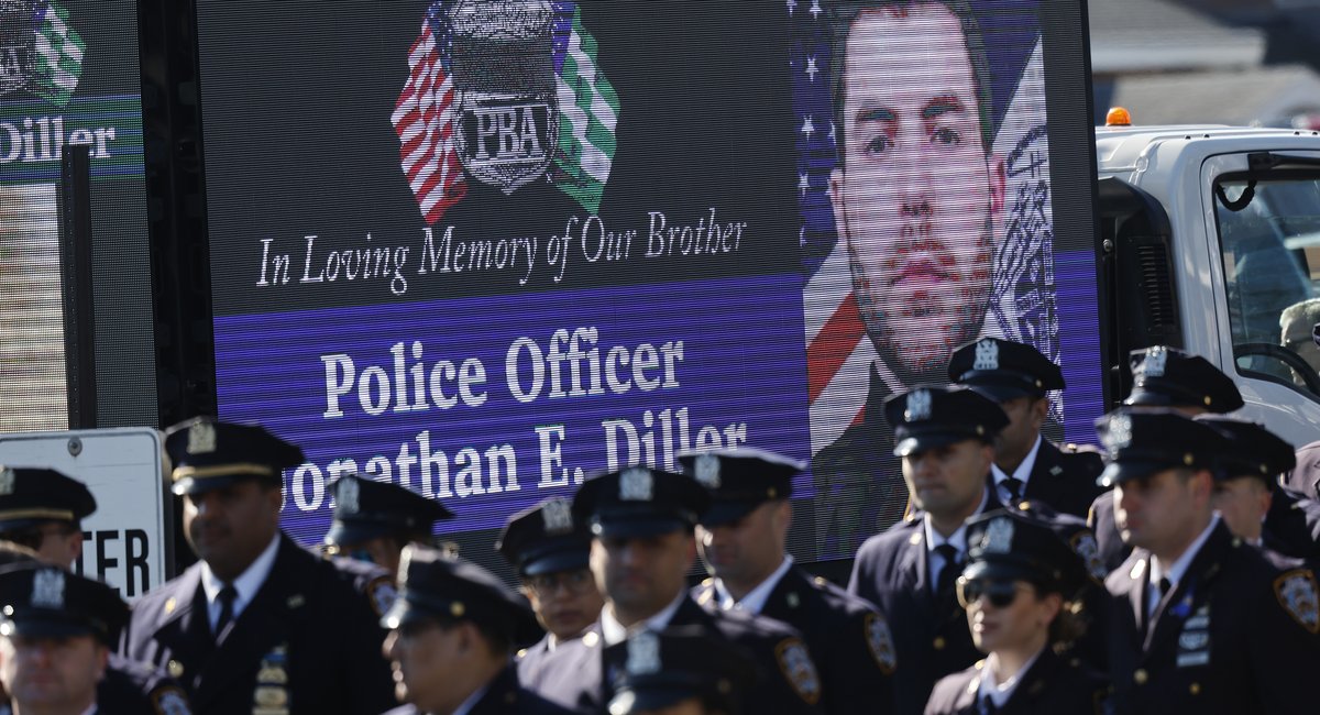 Trial of man accused of killing NYPD officer begins in Queens