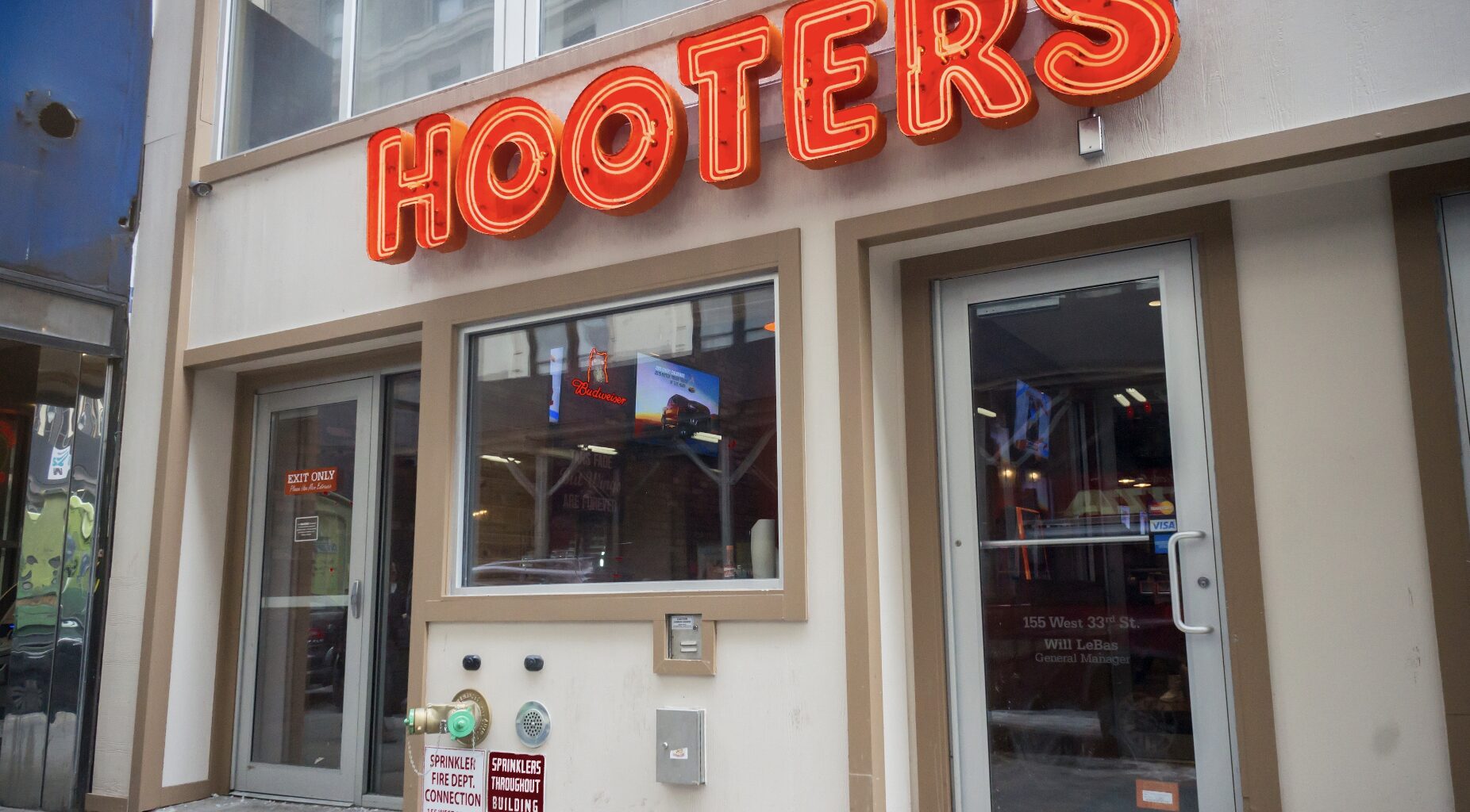 The Last Hooters in NYC Just Closed for Good