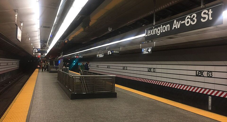 Brooklyn man charged with attempted murder in shoving of 2 subway riders onto tracks