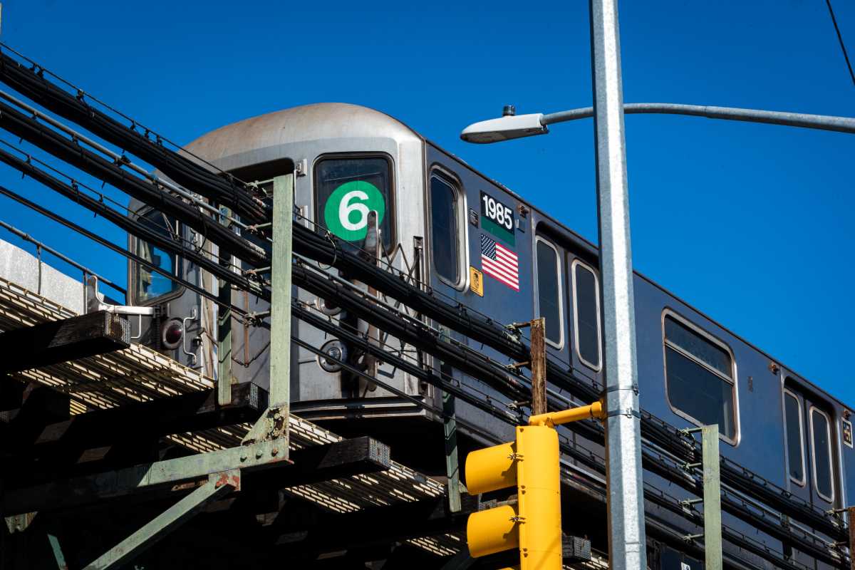 Bronx subway assault: MTA worker attacked by four suspects during argument, cops say