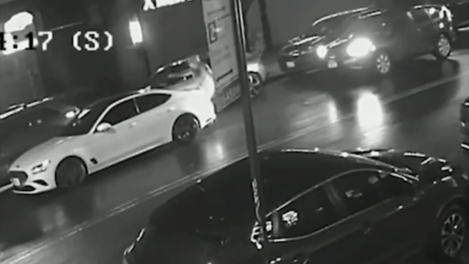 NYPD off-duty officer shooting leaves 30-year-old man in critical condition in Kingsbridge, the Bronx; police investigating