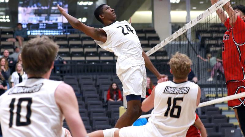 Men's Volleyball Sweeps Queens On Thursday Night