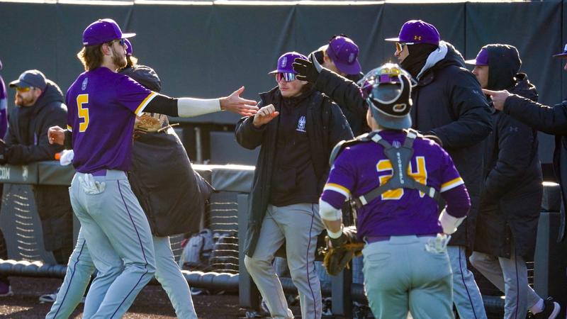 Baseball Explodes for 15 Hits in Series-Clinching Win