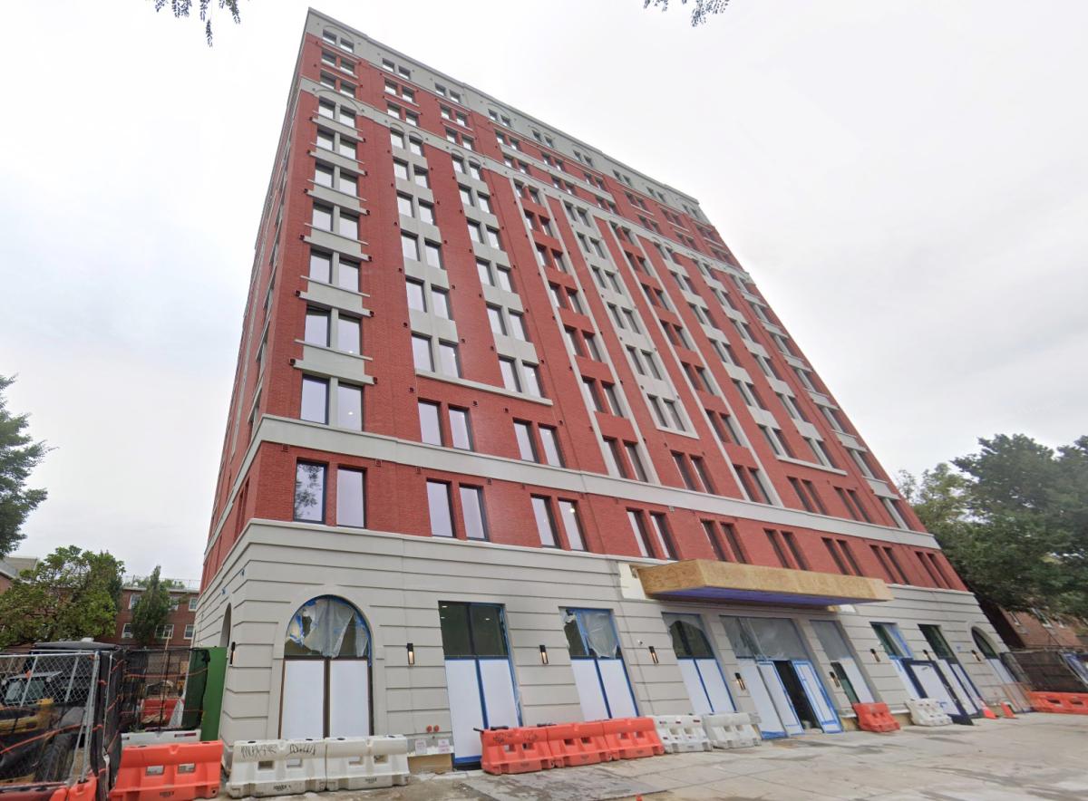 Enraged son slashes mom's home care attendant in NYC, jumps off roof to his death: sources