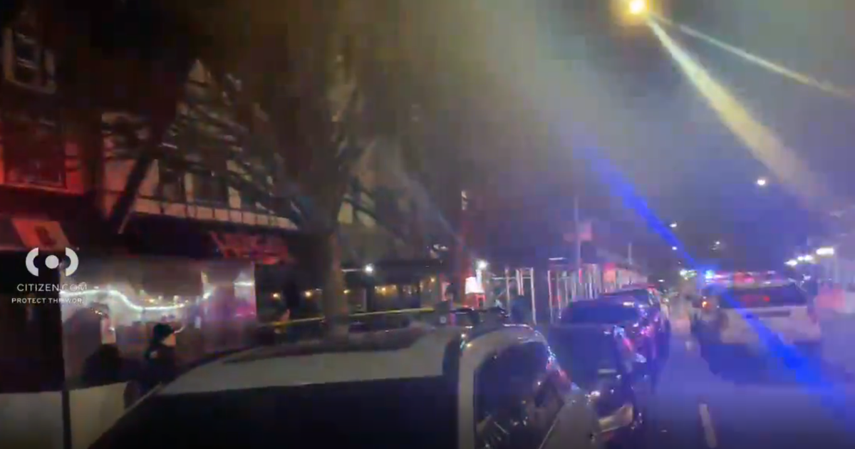 29-year-old shot inside Queens sports bar dies; suspects sought