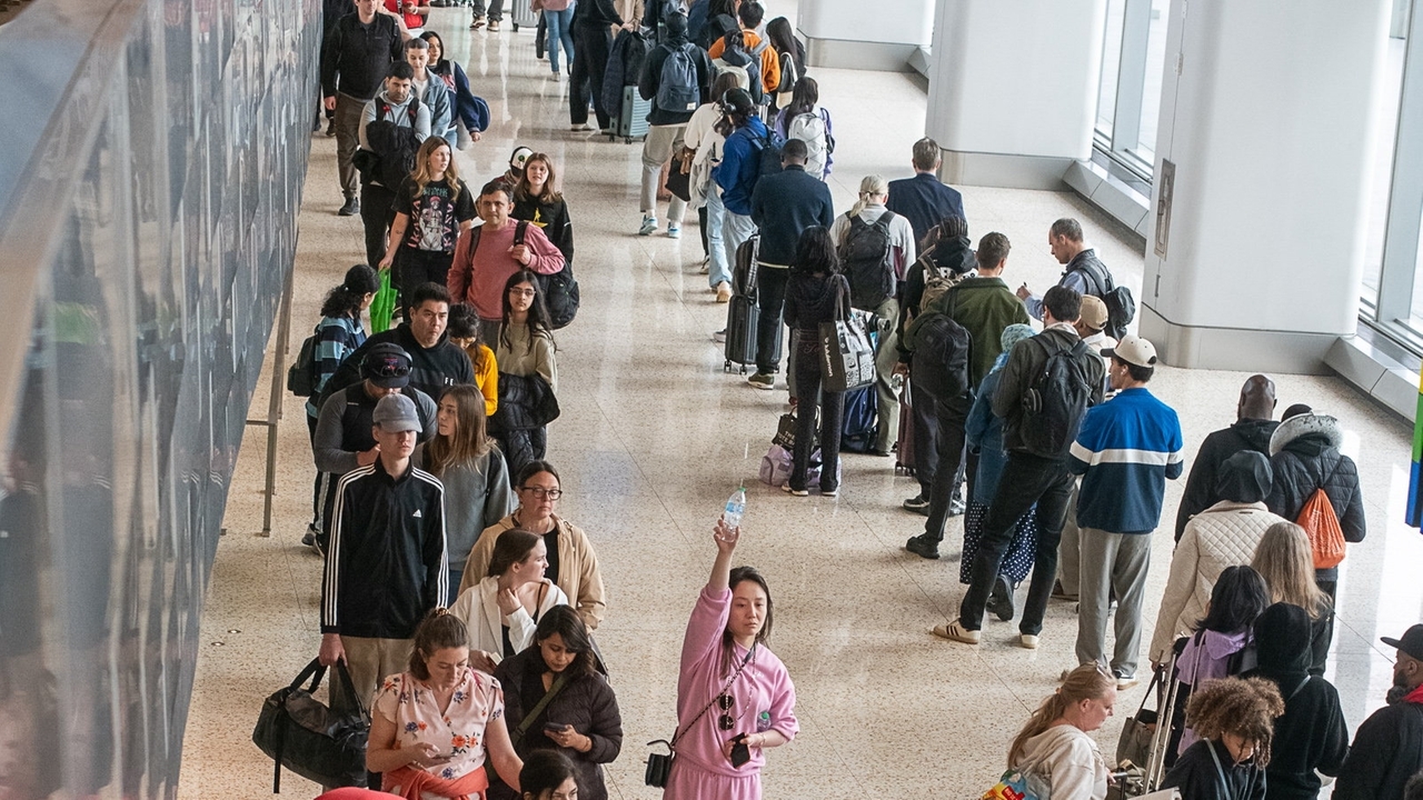 LaGuardia security lines a 2-hour wait, despite Trump order to get TSA agents paid
