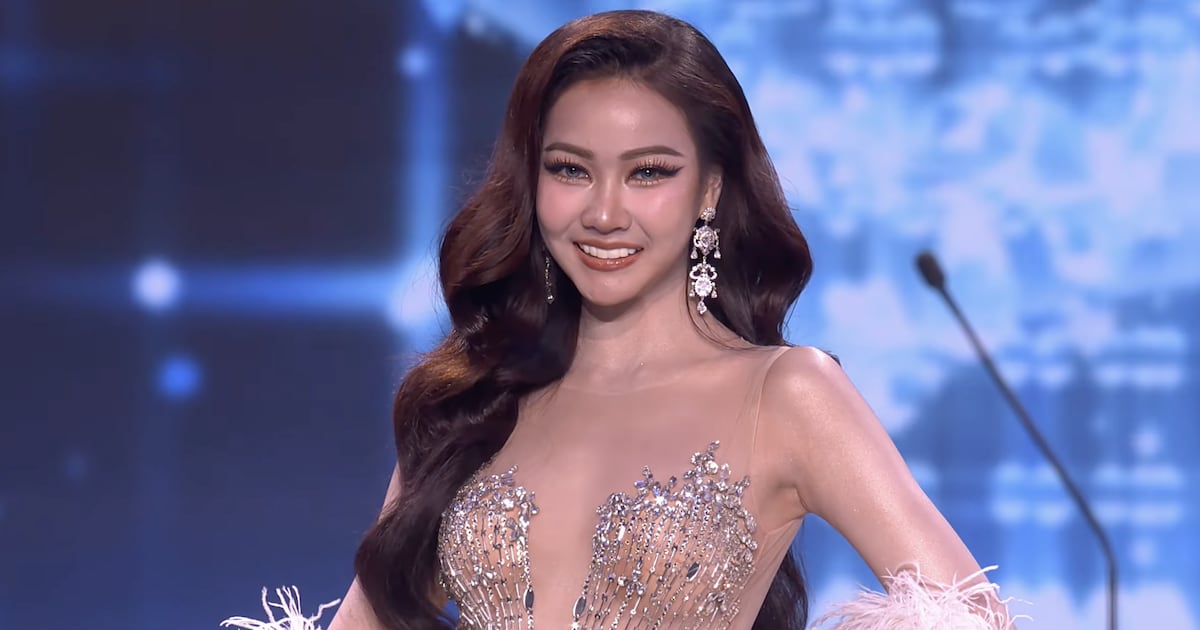 Beauty Queen Loses Her Veneers on Stage Mid-Pageant